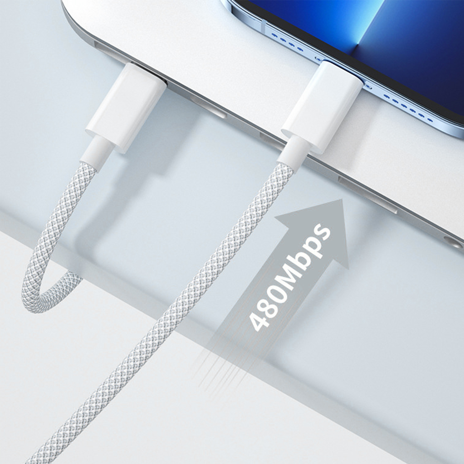 Weißes geflochtenes Ladekabel, das mit einem Telefon verbunden ist. Blauer Hintergrund.
