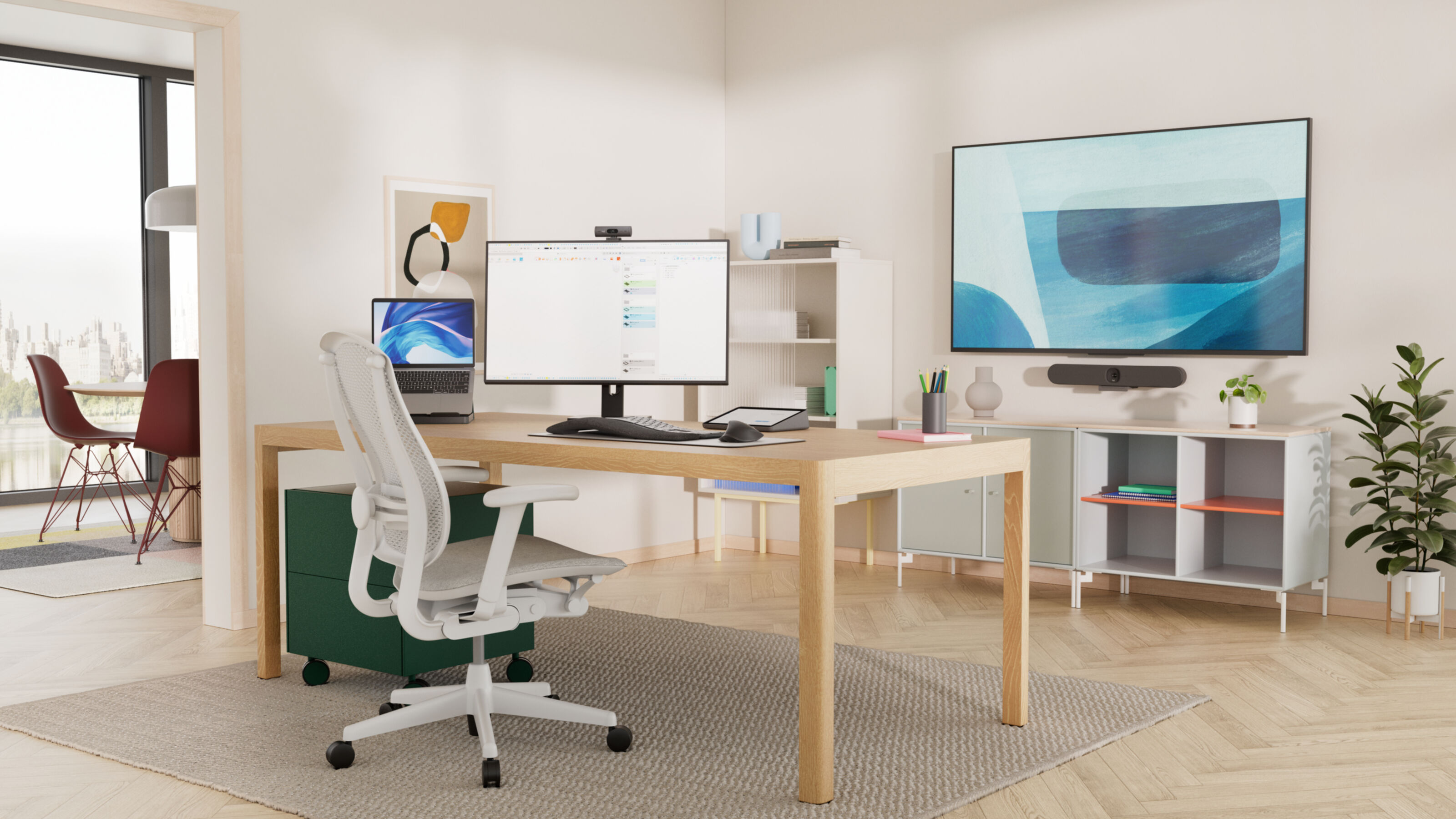 Ein Büro mit Schreibtisch, Computer, Stuhl und großem Fernseher. Der Raum ist hell, mit neutraler Farbpalette.