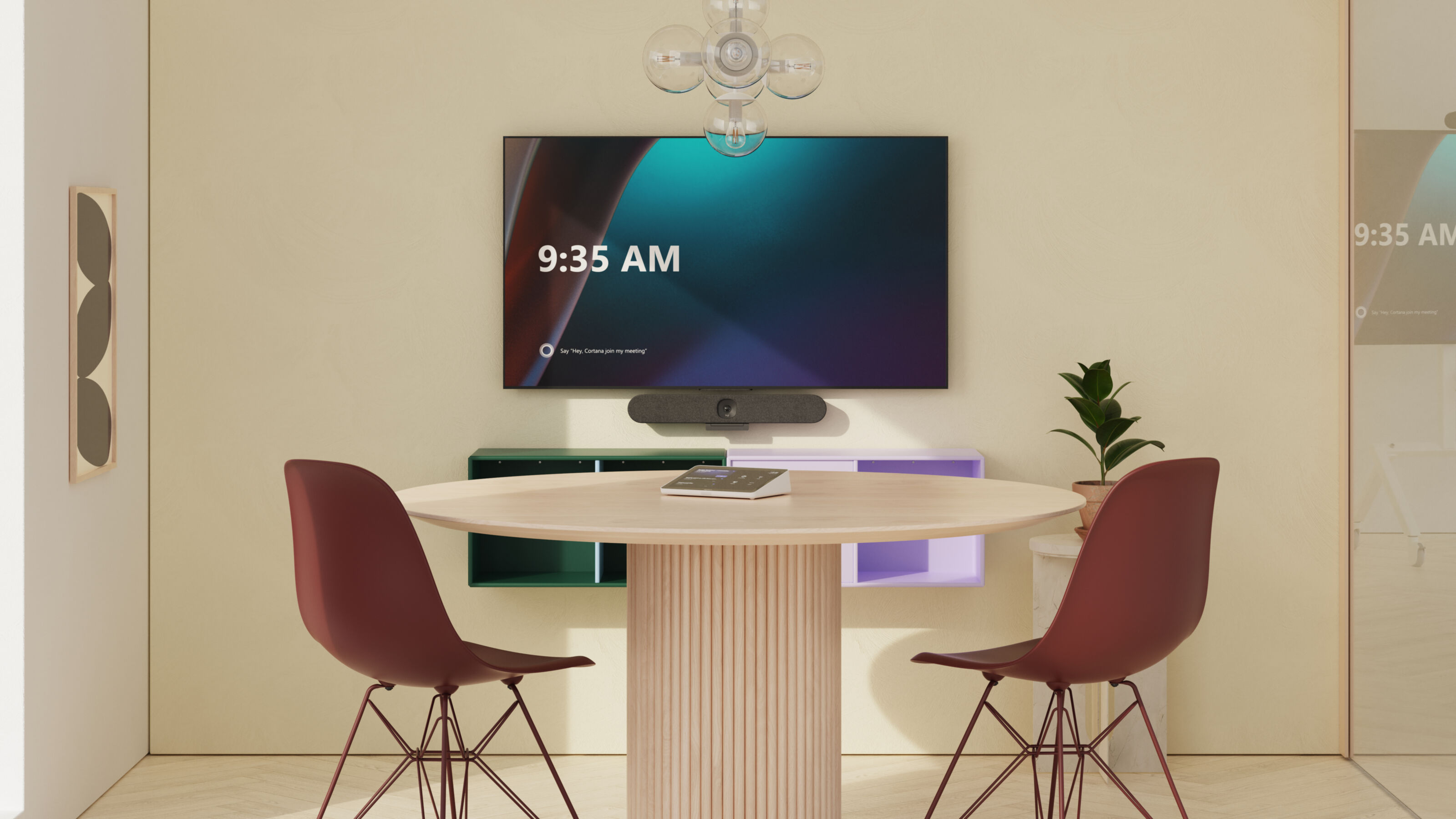 Ein Raum mit einem Fernseher, der 9:35 Uhr anzeigt, einem Tisch, Stühlen und einer Pflanze. Die Beleuchtung ist weich, und das Farbschema ist neutral.