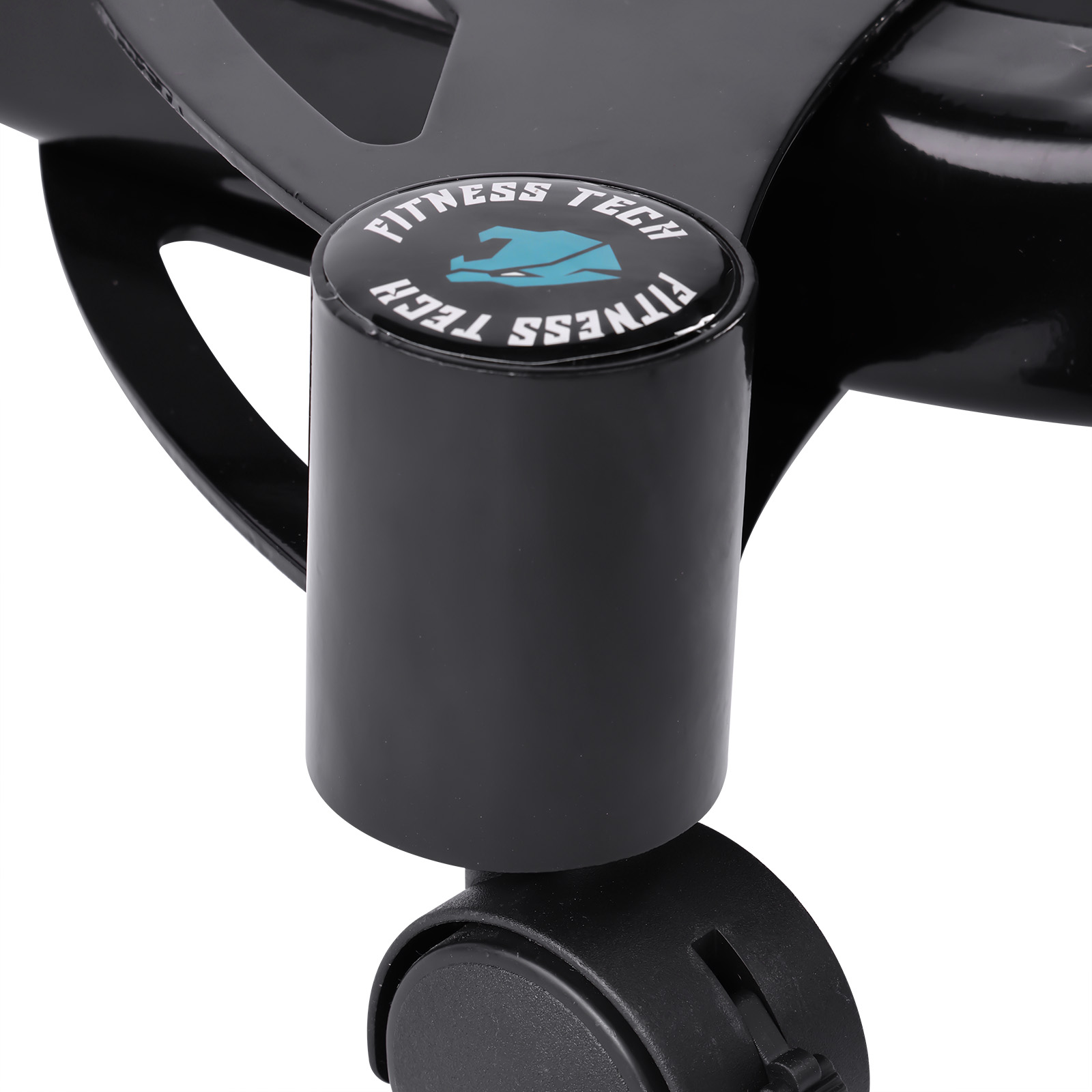 Primer plano de una rueda negra y un soporte. El soporte tiene las palabras FITNESS TECH. El fondo es blanco.