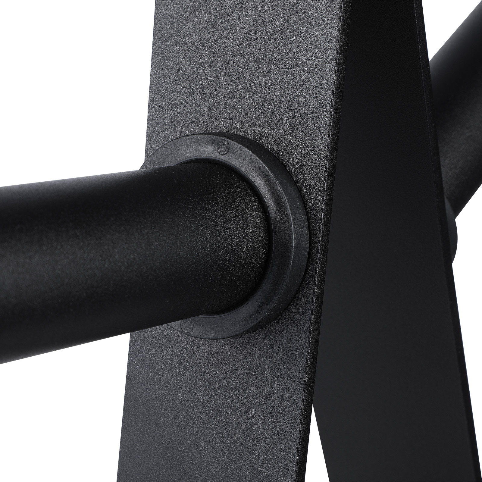 Primer plano de una barra de metal negra conectada a un marco. Un anillo de plástico negro rodea la barra.