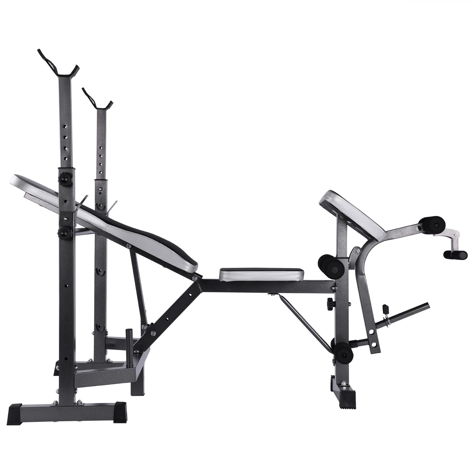 Banco de gimnasio con pesas, soportes y extensión de piernas. El equipo está sobre fondo blanco.