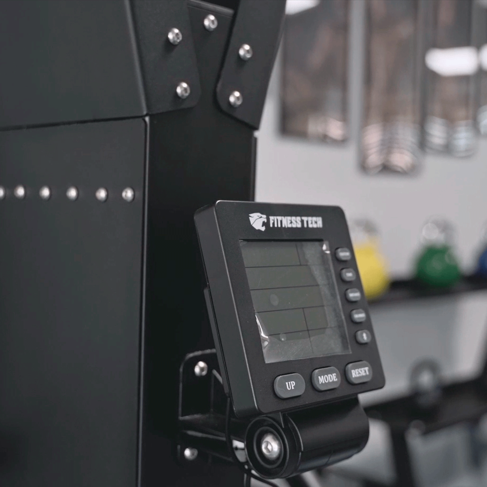 Pantalla de máquina de fitness negra. Pantalla negra con botones. Fondo oscuro.