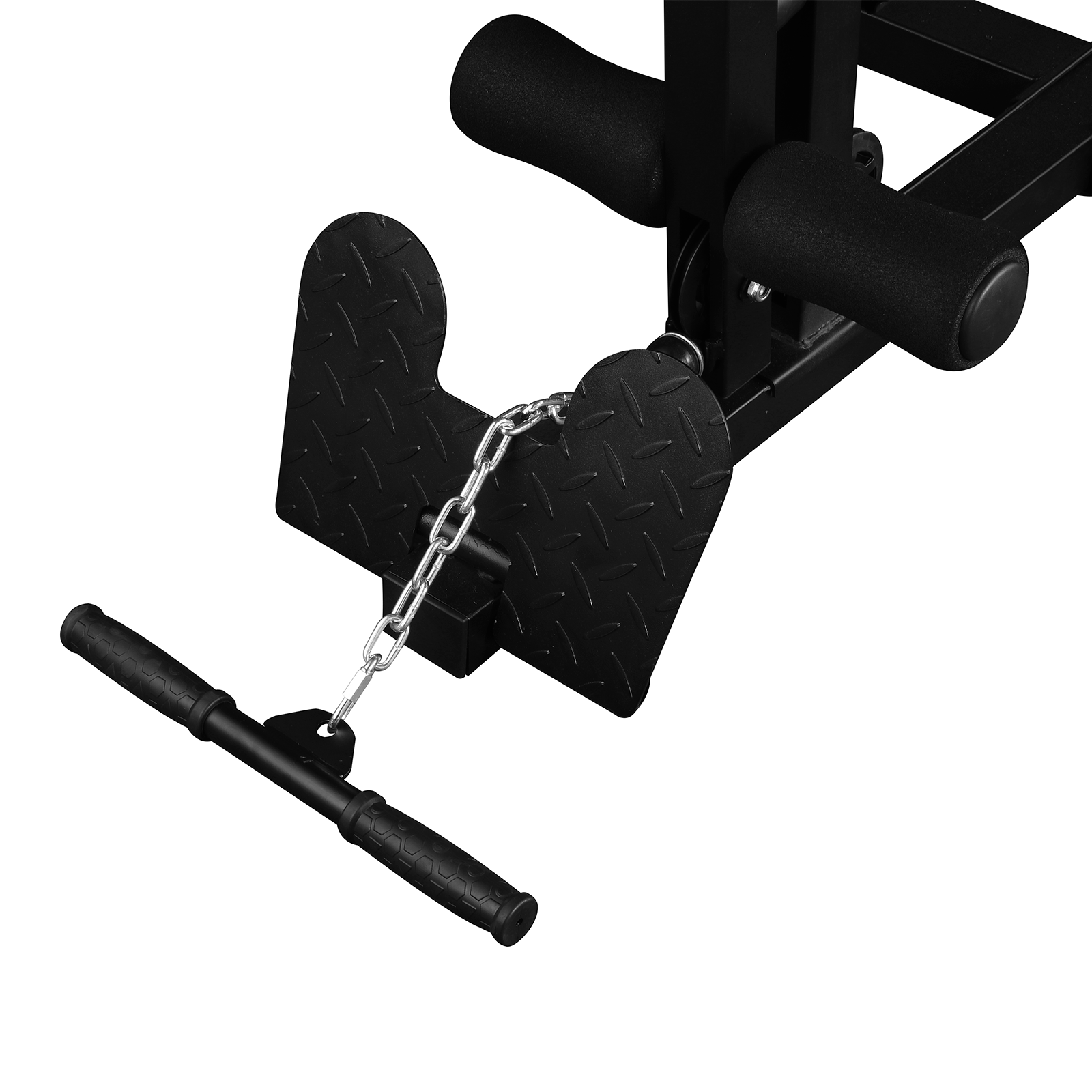 Primer plano de un accesorio de máquina de pesas negro con cadena y agarres.