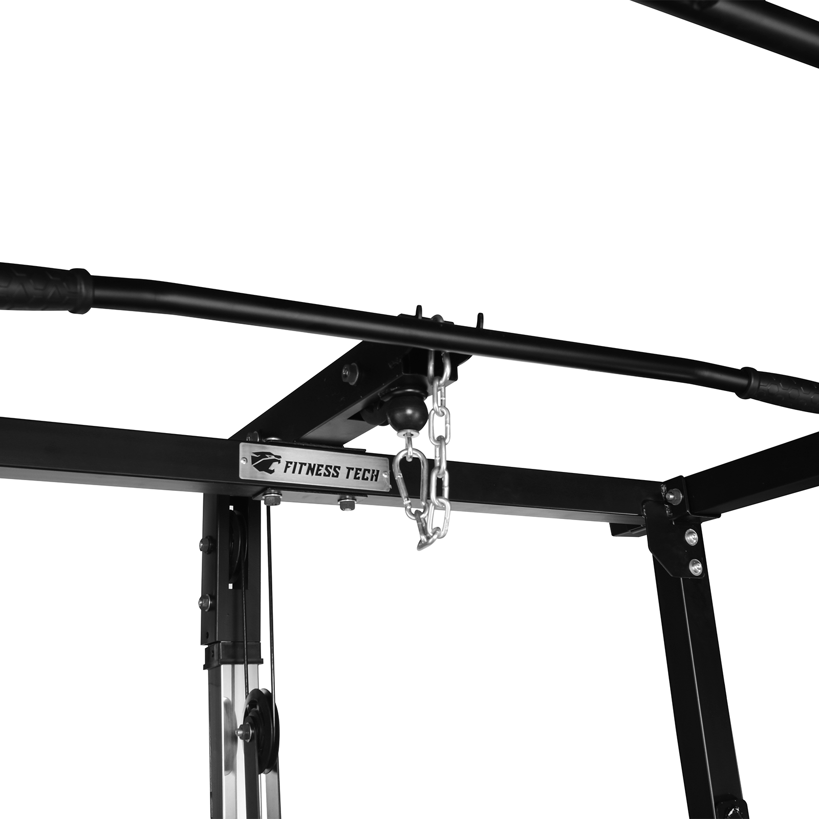 Equipo de gimnasio negro con barra de dominadas y cadena. Marca Fitness Tech. Fondo blanco.