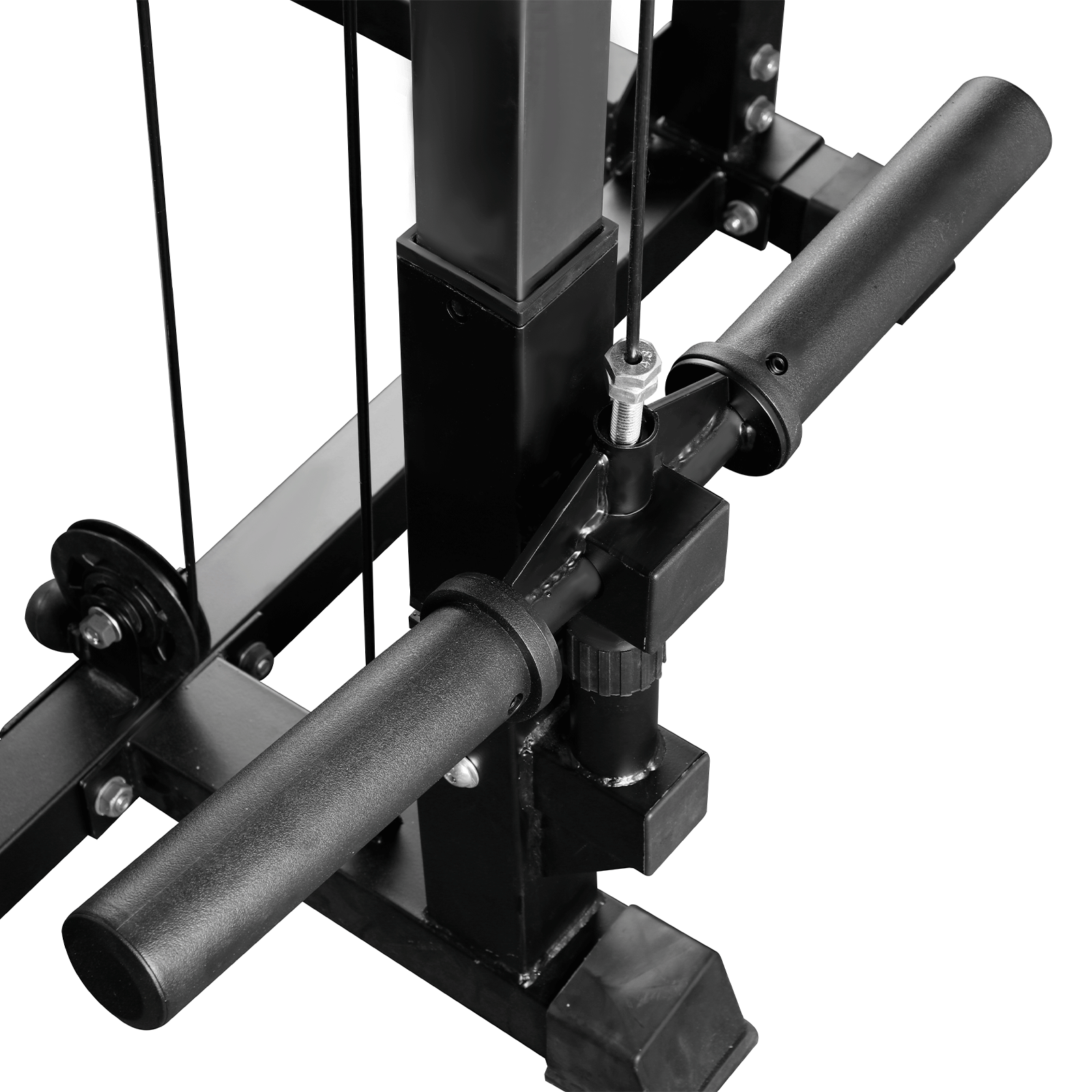 Primer plano de equipo de gimnasio negro con manijas negras. Cables y estructura negra, fondo blanco.