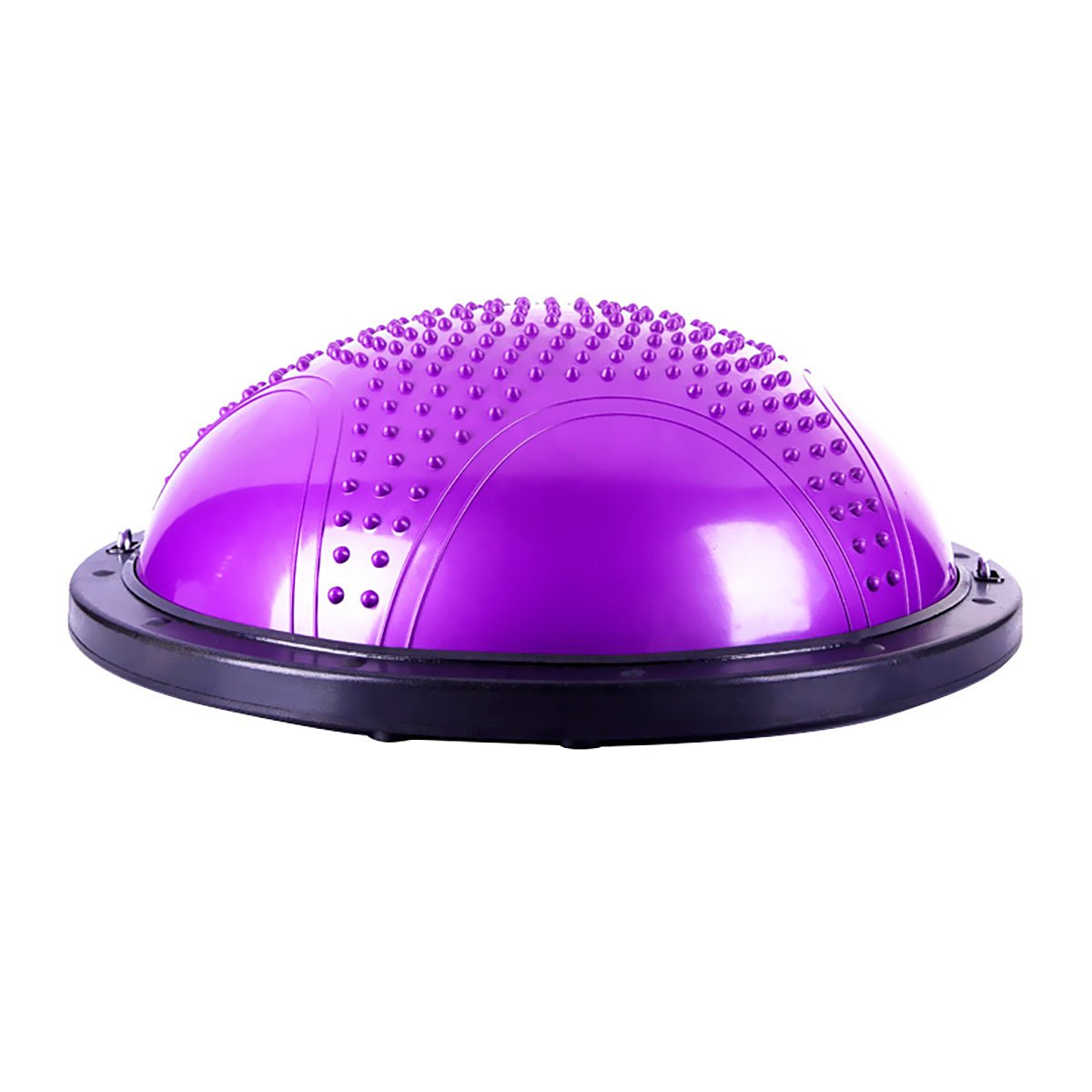 Entrenador de equilibrio morado, en forma de cúpula, con base negra y superficie con tachuelas. Aislado en blanco.