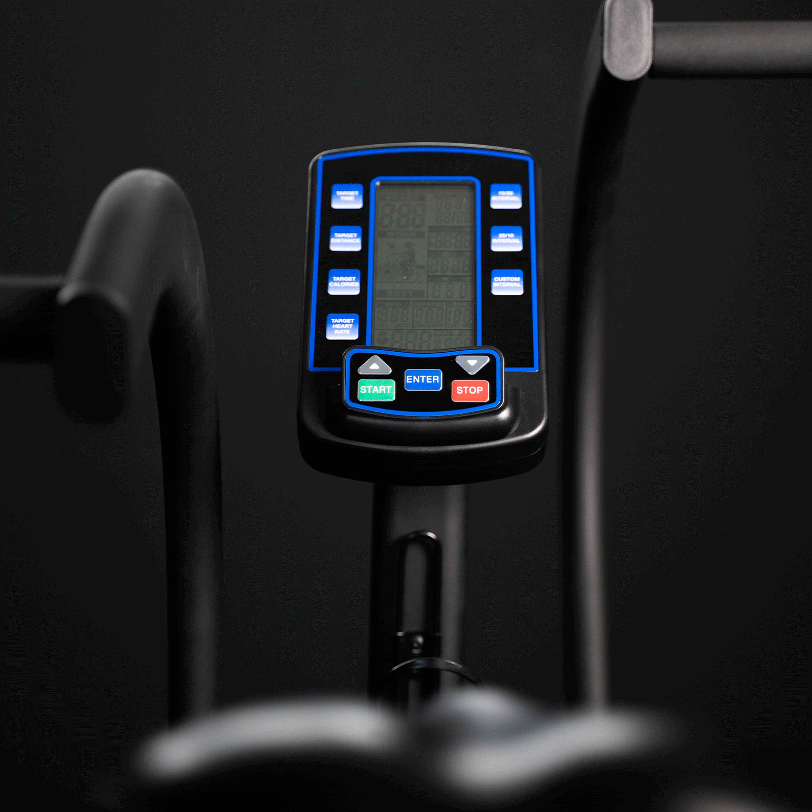 Schermo digitale su una cyclette nera. Sfondo nero.