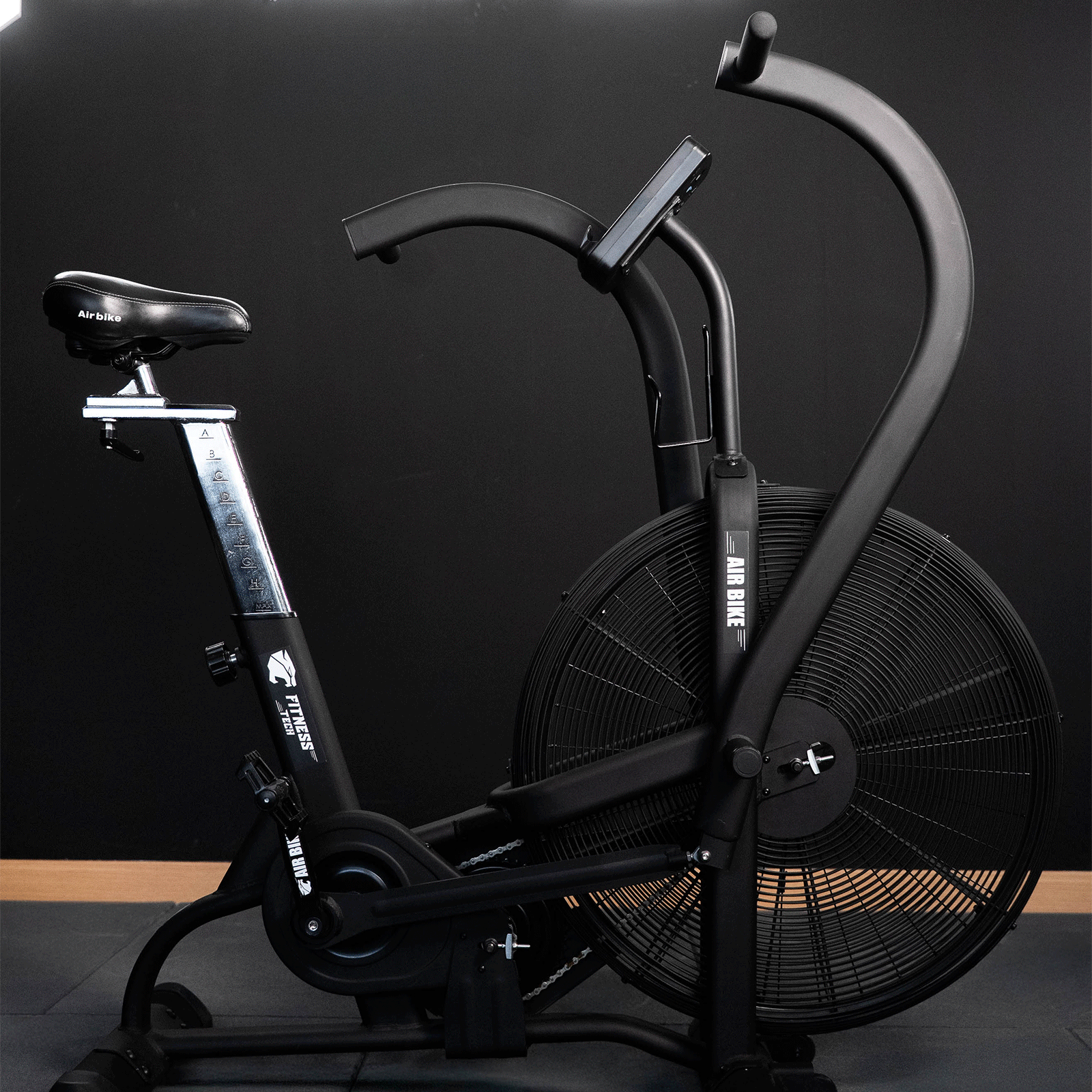 Bicicletta ad aria nera con display digitale. Sfondo nero.