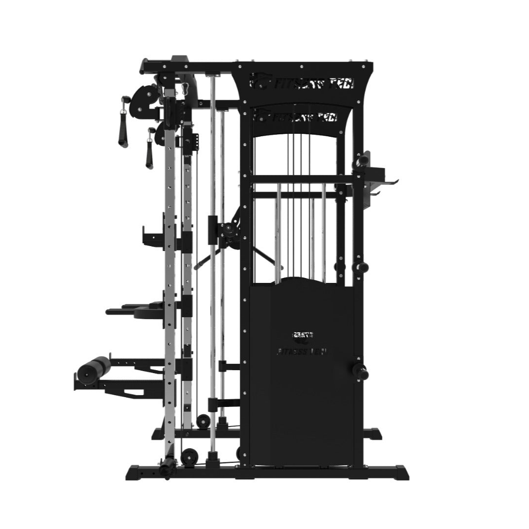 Máquina de gimnasio negra y plateada con la marca FITNESS TECH. Incluye pilas de pesas, accesorios de cable y barra de dominadas.