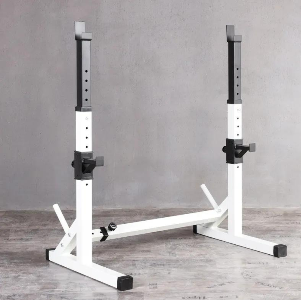 Soporte para sentadillas blanco y negro. Dos montantes con clavijas ajustables, base y detalles negros.