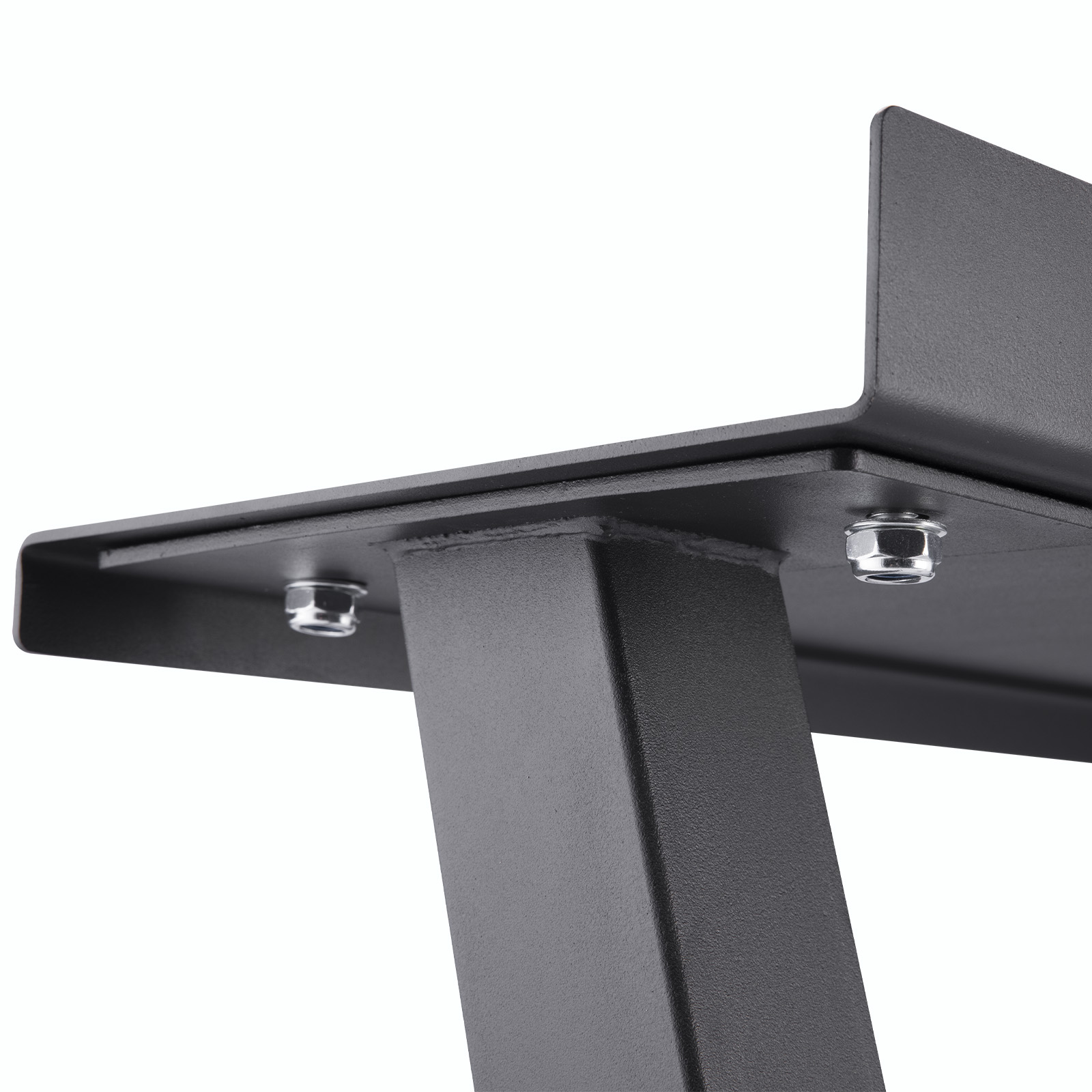 Primo piano di un porta manubri nero. Due livelli. Sfondo bianco. Bulloni visibili.