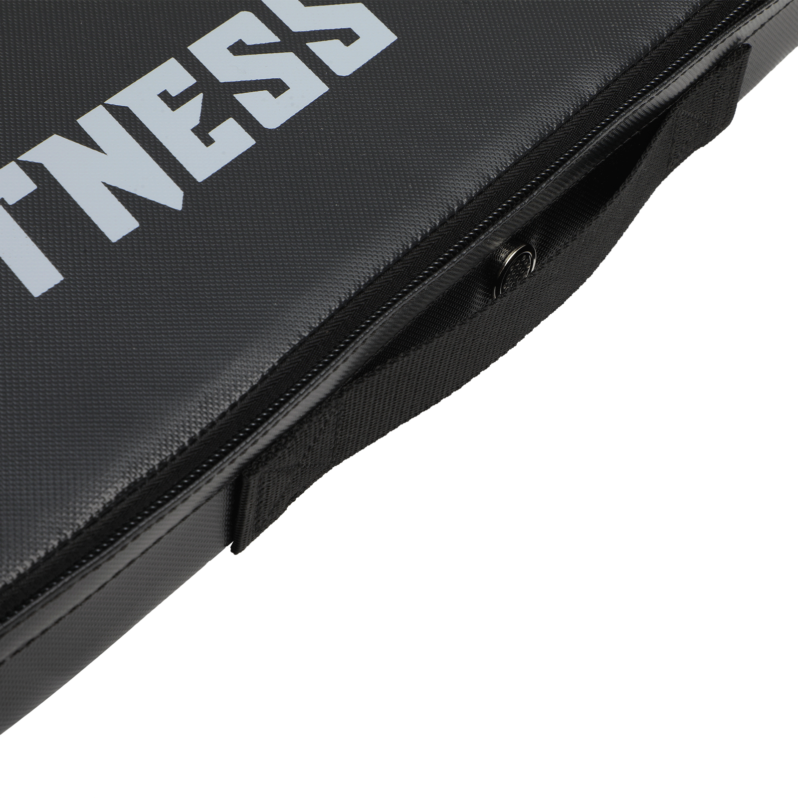 Primer plano de un banco de gimnasio negro. El banco tiene la palabra 'FITNESS'.