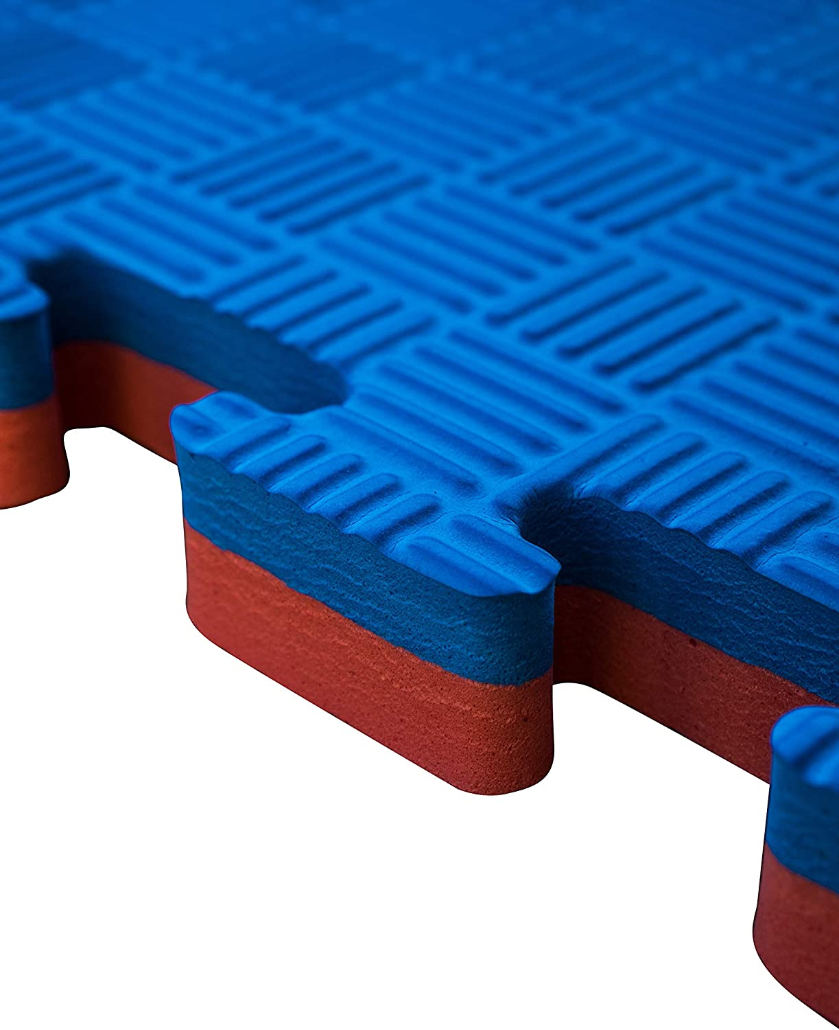 Azulejos de espuma entrelazados azules y rojos, primer plano.