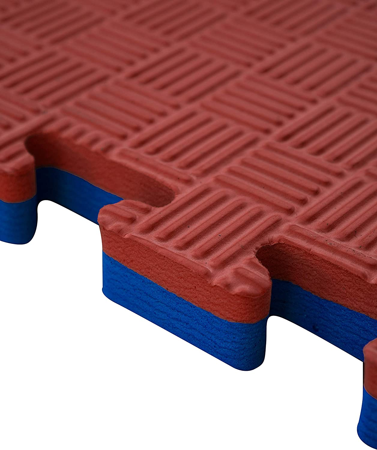 Azulejos de espuma entrelazados rojos y azules, primer plano.