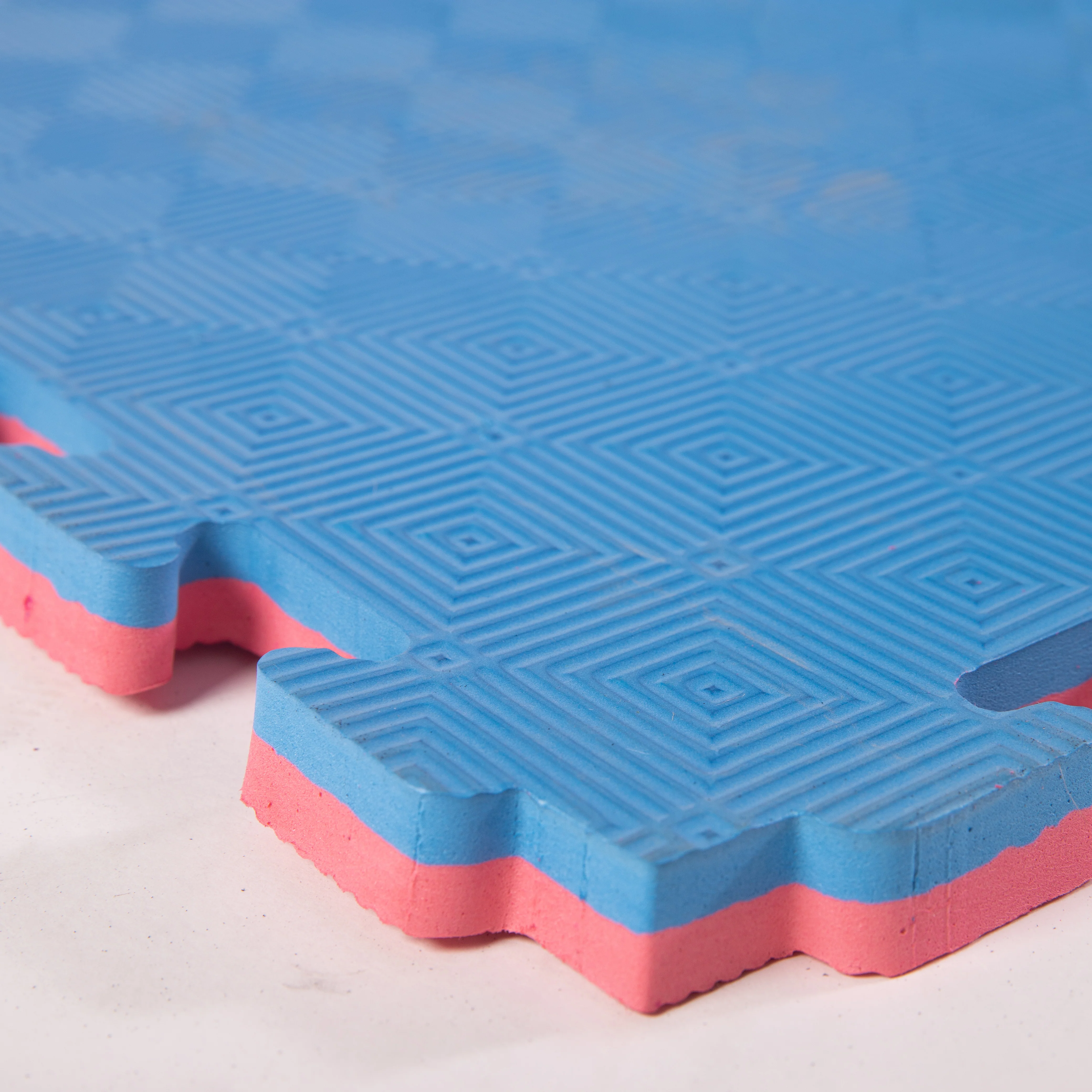 Azulejos de espuma entrelazados azules y rojos, primer plano.
