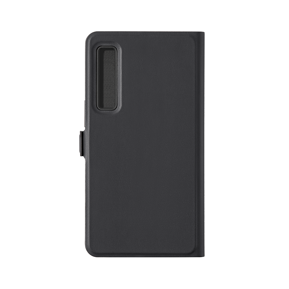 Funda de teléfono negra, con textura de cuero, cerrada, vista de lado, con ventana rectangular.
