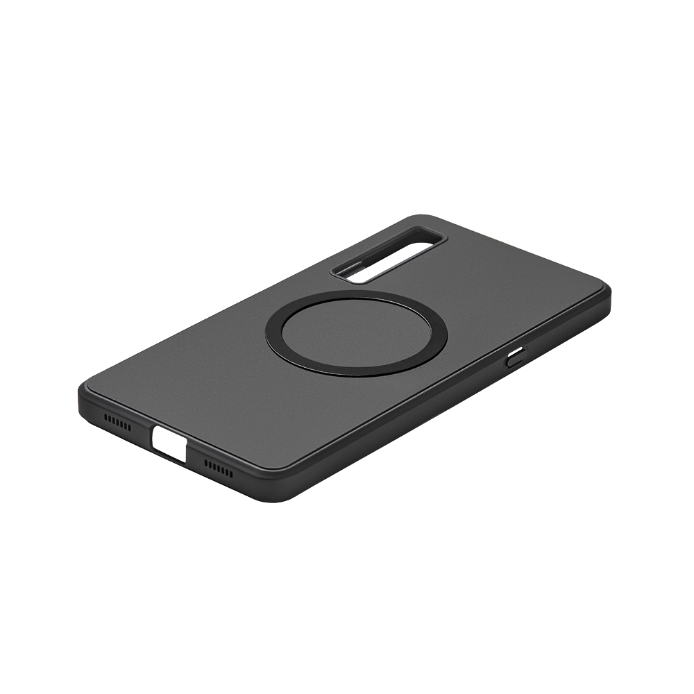 Una parte trasera negra de la funda del teléfono con un anillo magnético. La funda está en ángulo.