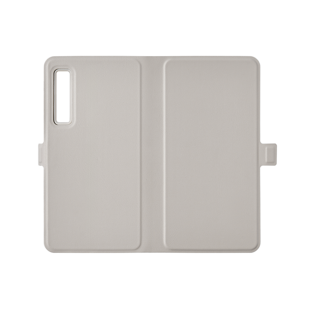 Funda de teléfono gris claro, abierta, con un recorte rectangular para la cámara. El teléfono no es visible.