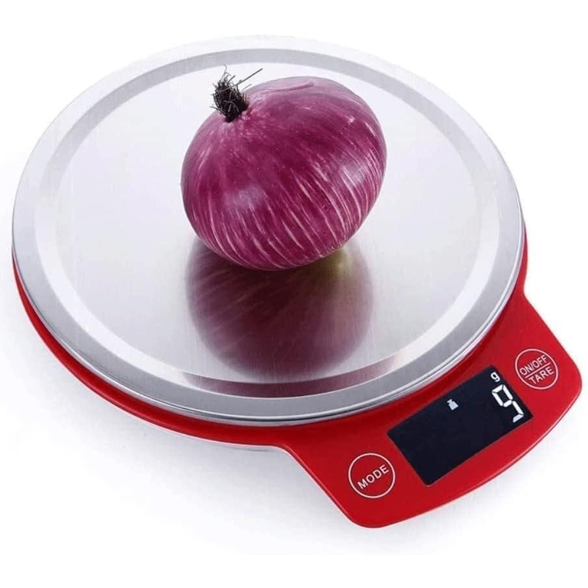 Eine rote Küchenwaage mit einer Zwiebel. Die Waage zeigt eine Gewichtsangabe.