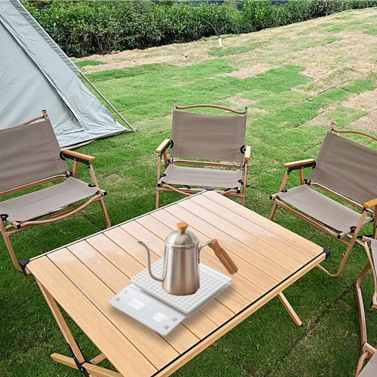 Waage mit Kessel auf Holztisch, Stühle und Gras im Hintergrund.