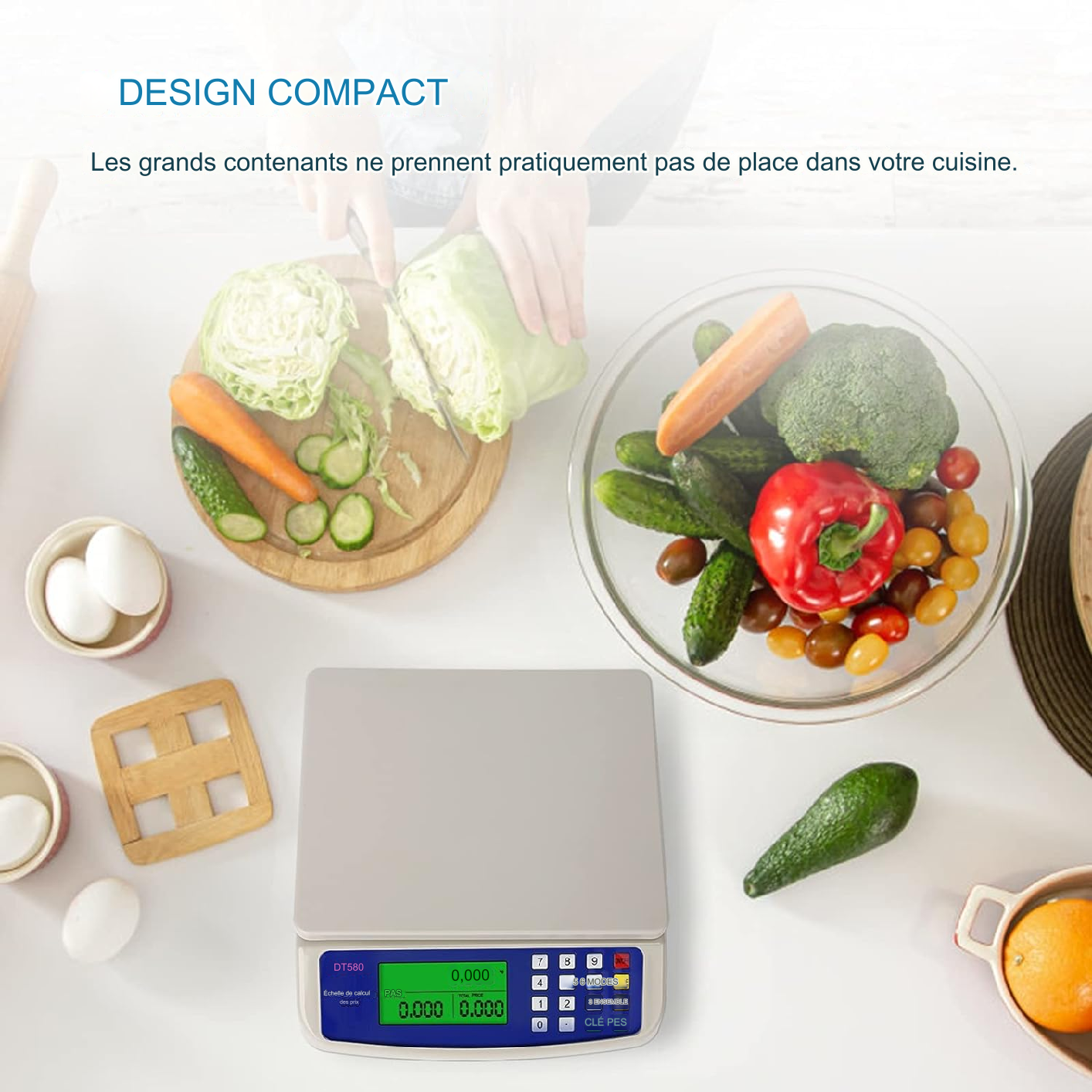 Digitale Waage mit Gemüse. Text: Design kompakt, Les grands contenants ne prennent... 