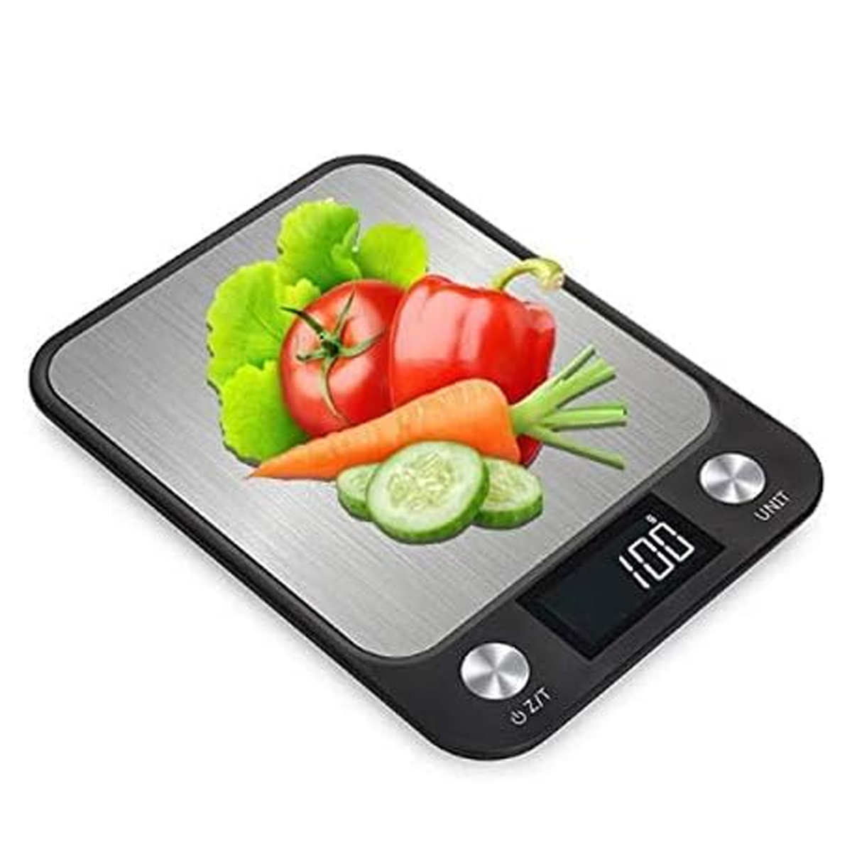 Digitale Küchenwaage mit Gemüse (Tomate, Paprika, Karotte, Gurke) obenauf. Anzeige zeigt '100'.