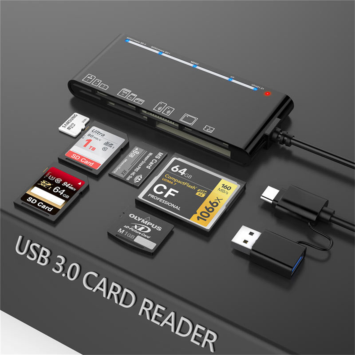 Schwarzer Kartenleser mit USB- und USB-C-Kabeln und verschiedenen Speicherkarten.