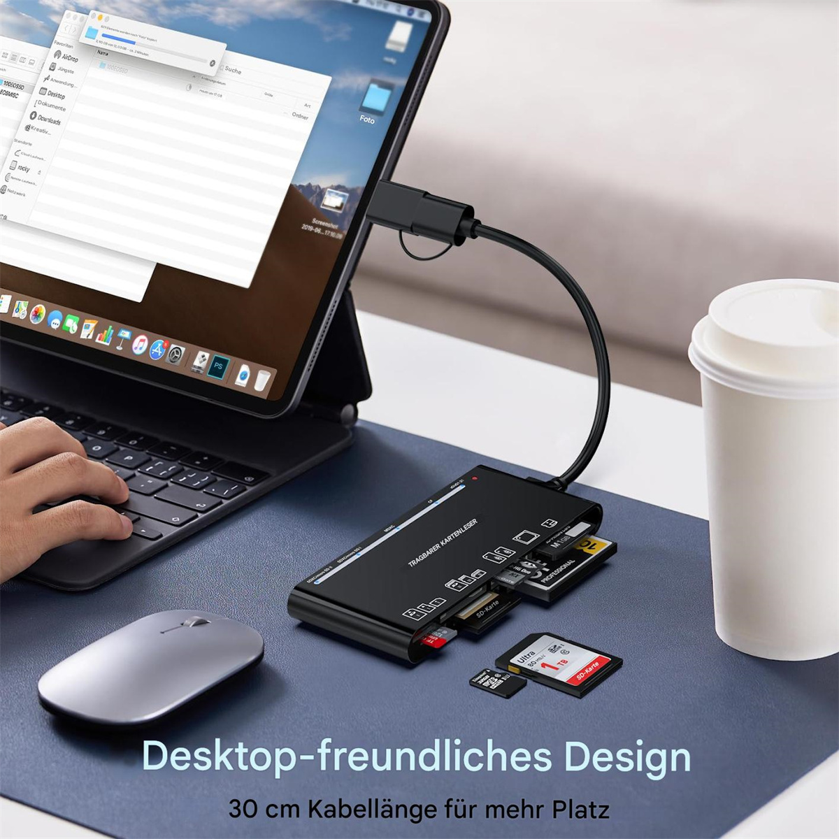 Schwarzer Kartenleser mit Tablet verbunden, umgeben von Karten und Maus.