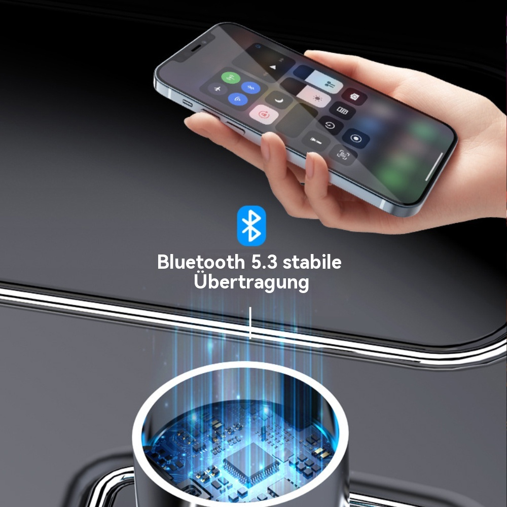 Ein Telefon, das Bluetooth-Informationen anzeigt, über einem Autoladegerät mit digitaler Anzeige.