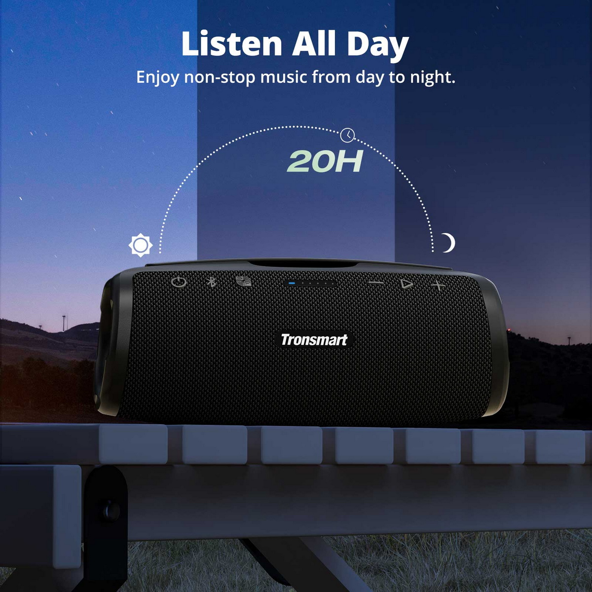 Altoparlante Tronsmart nero su tavolo con sfondo cielo notturno.