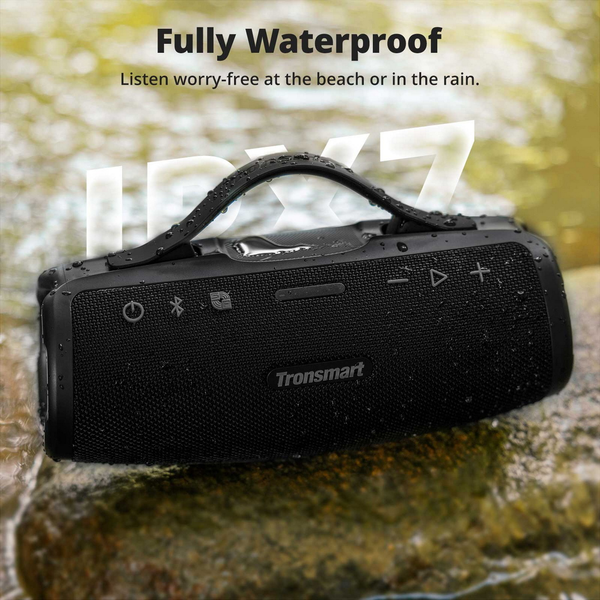 Altoparlante Tronsmart nero con maniglia, gocce d'acqua ed etichetta impermeabile.