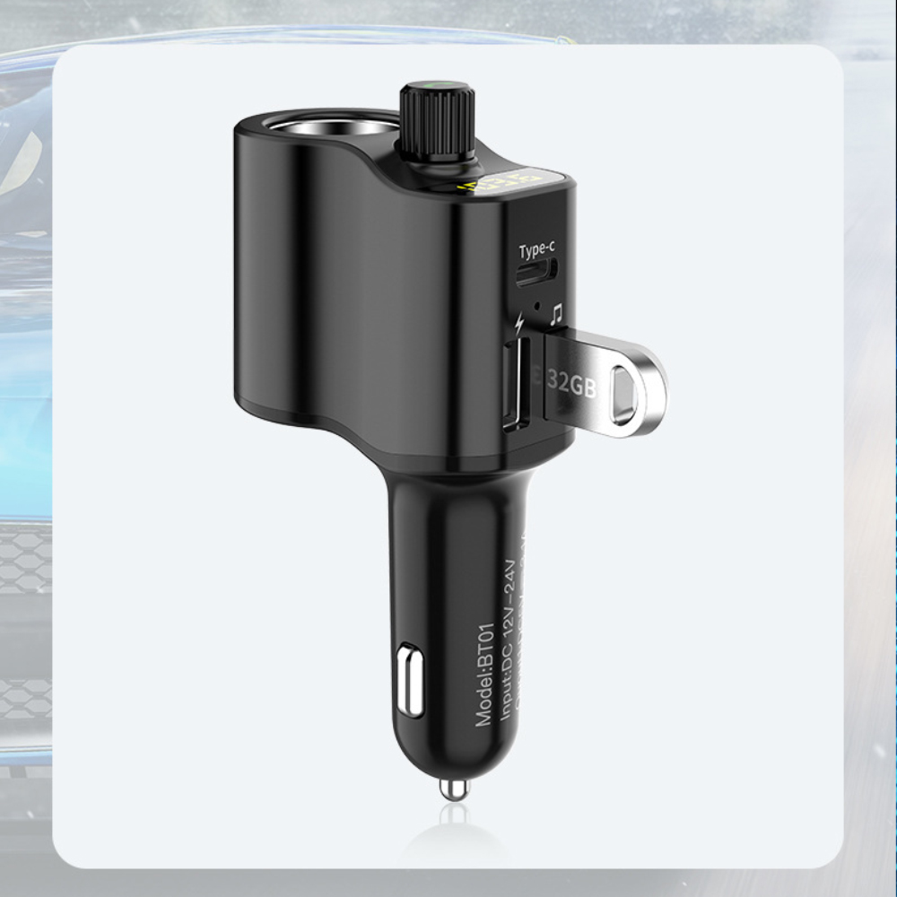 Schwarzer Auto-Adapter mit USB-Anschlüssen und Display. Er hat einen silbernen USB-Anschluss und einen schwarzen Knopf.