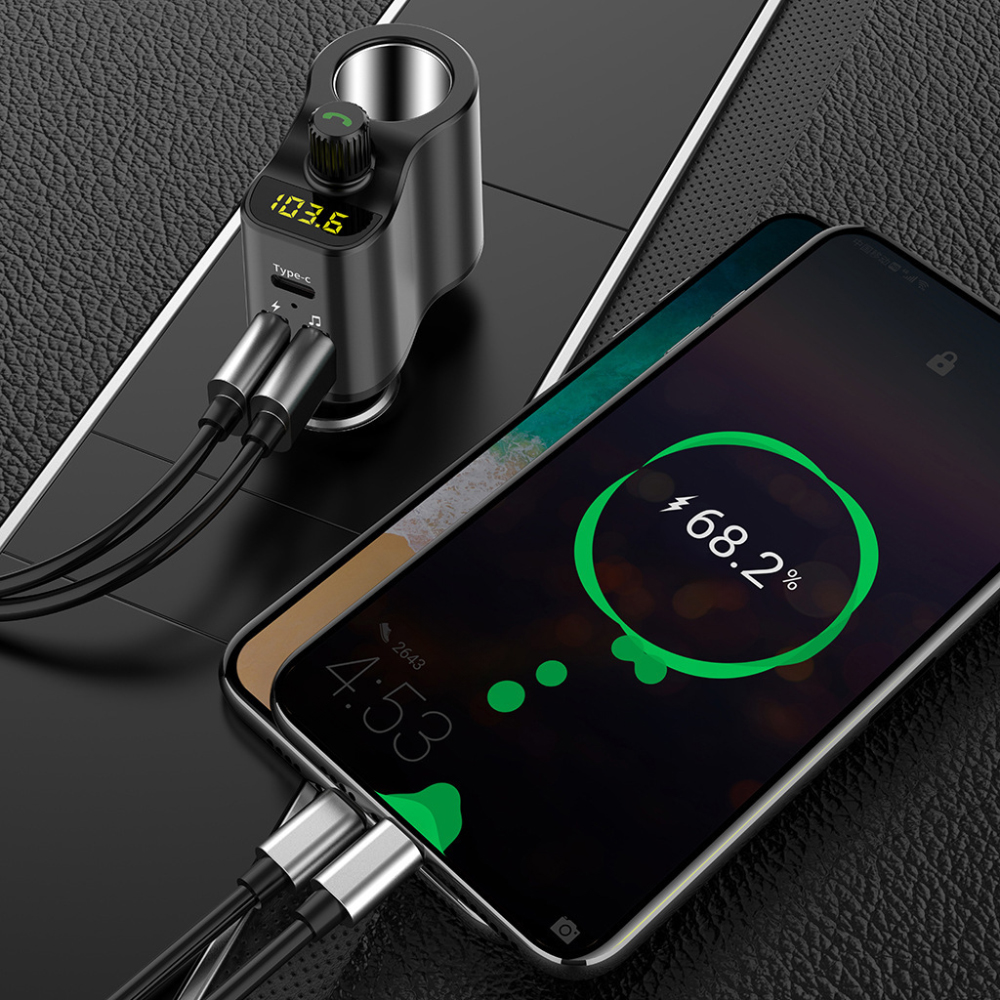 Ein schwarzes und silbernes USB-Autoladegerät mit einem Telefon, das einen Ladebildschirm zeigt.