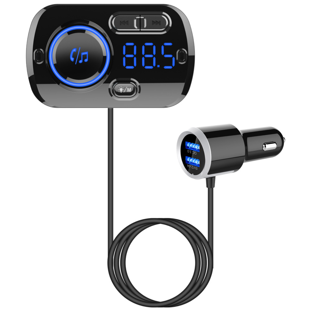 Schwarzes Autoladegerät mit Digitalanzeige, FM-Radio-Infos und USB-Anschlüssen. Schwarzes Kabel angeschlossen.