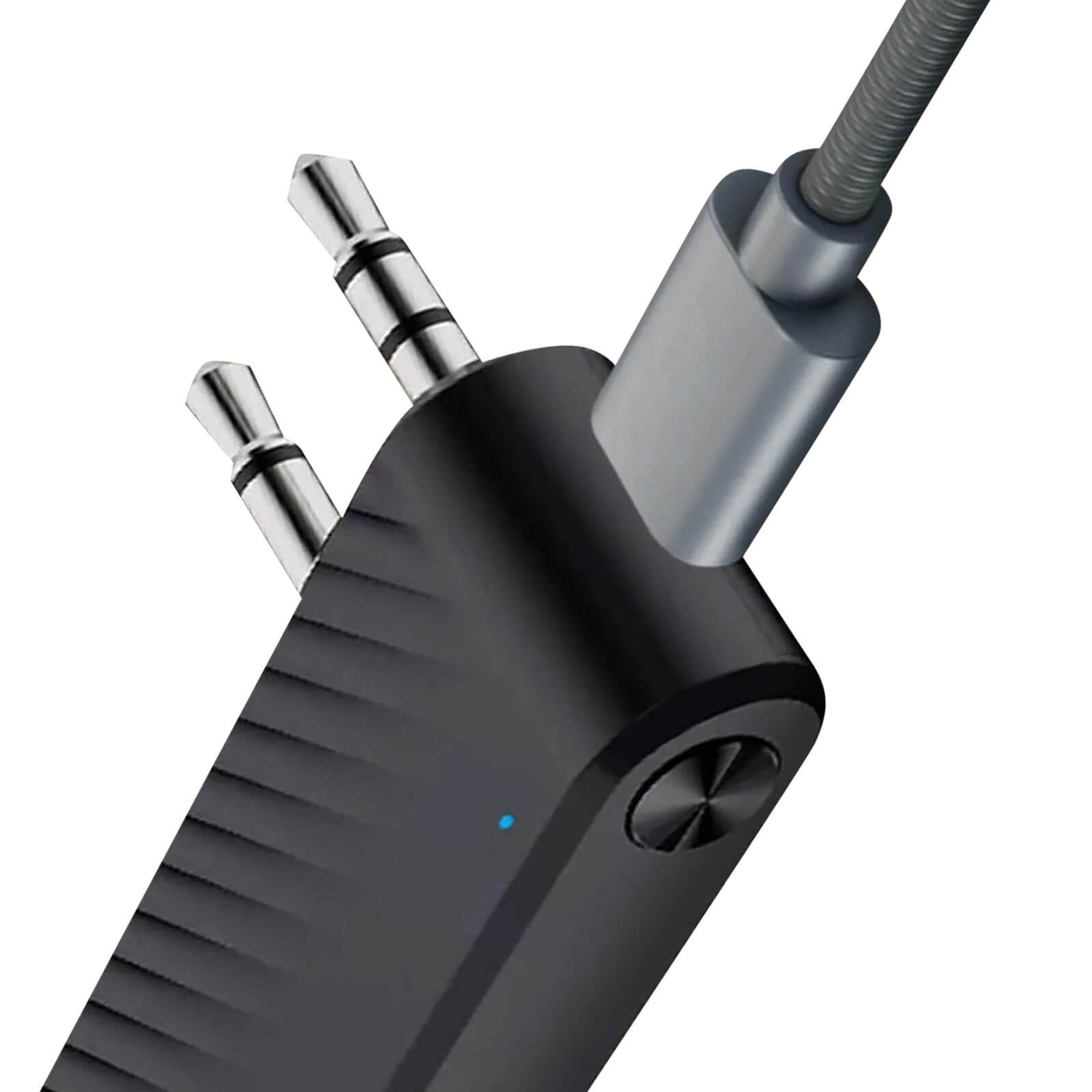 Un adattatore audio nero con due jack da 3,5 mm e un connettore USB-C. Ha un indicatore di alimentazione blu.