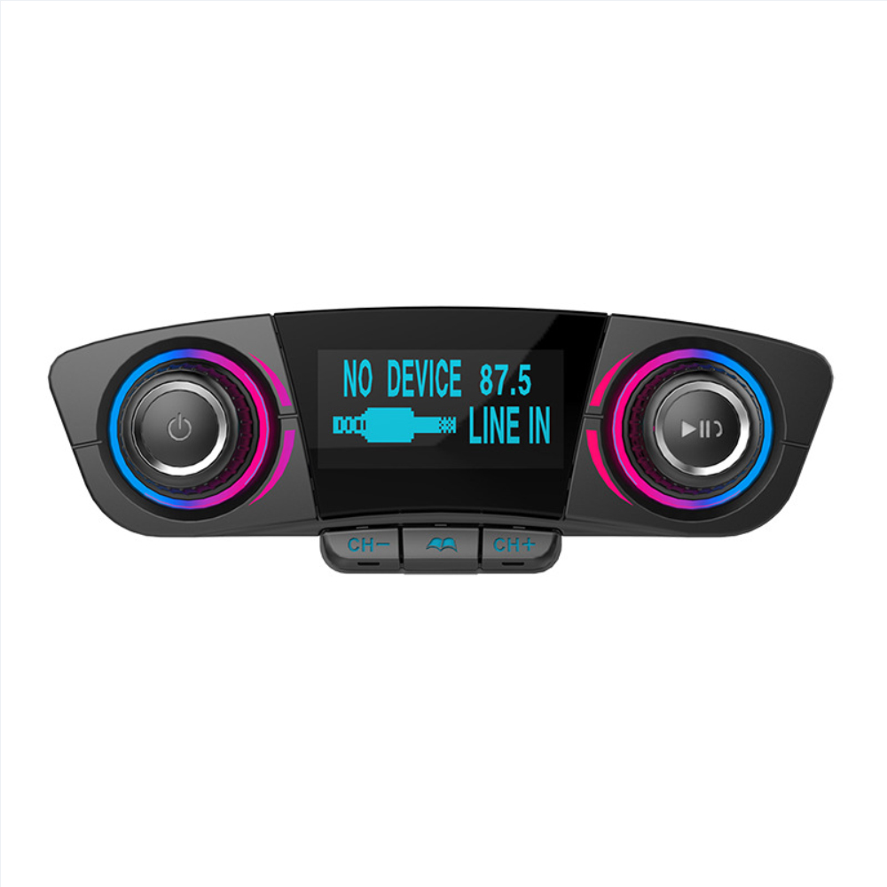 Schwarzer Auto-FM-Transmitter. Das Display zeigt 'NO DEVICE' und Radiofrequenz sowie Steuertasten.