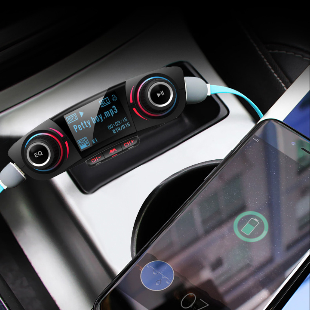 Schwarzes Gerät in der Autokonsole mit angeschlossenem Telefon. Zeigt Musikinfos, Tasten und Telefon.
