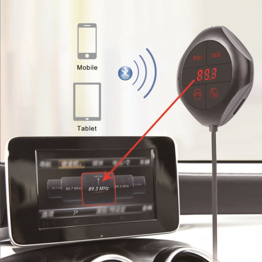 Gerät und Tablet im Auto. Gerät ist mit dem Bildschirm des Autos verbunden. Der Bildschirm zeigt die Radiofrequenz.