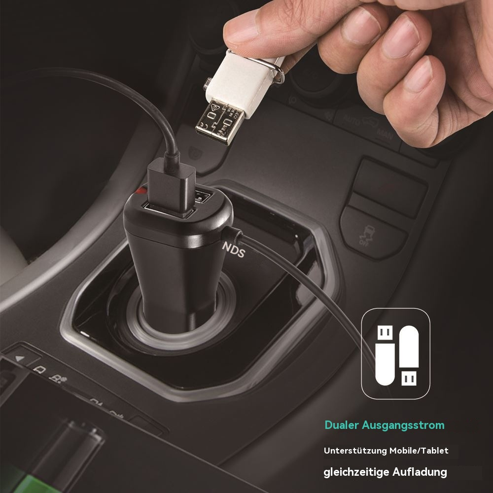Autoladegerät mit USB-Anschlüssen in der Autokonsole. Eine Hand steckt ein USB-Gerät ein.