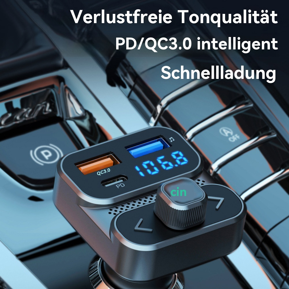 Autoladegerät zeigt 106,8, QC3.0 und PD-Anschlüsse. Ein Autointerieur ist sichtbar.