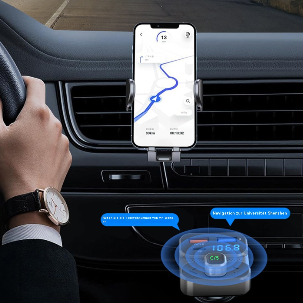 Eine Person benutzt ein Telefon im Auto mit Navigation. Armaturenbrett und Adapter sind im Bild sichtbar.
