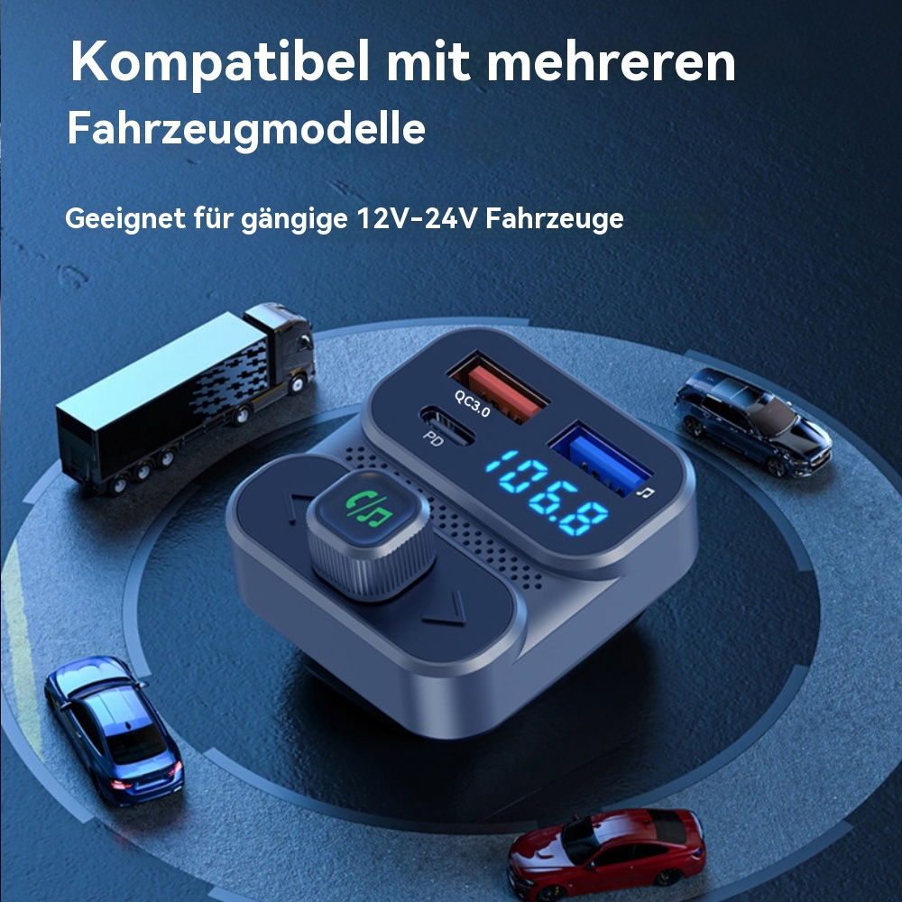 Autoladegerät umgeben von Spielzeugautos. Das Ladegerät zeigt 106,8, mit QC3.0- und PD-Anschlüssen.
