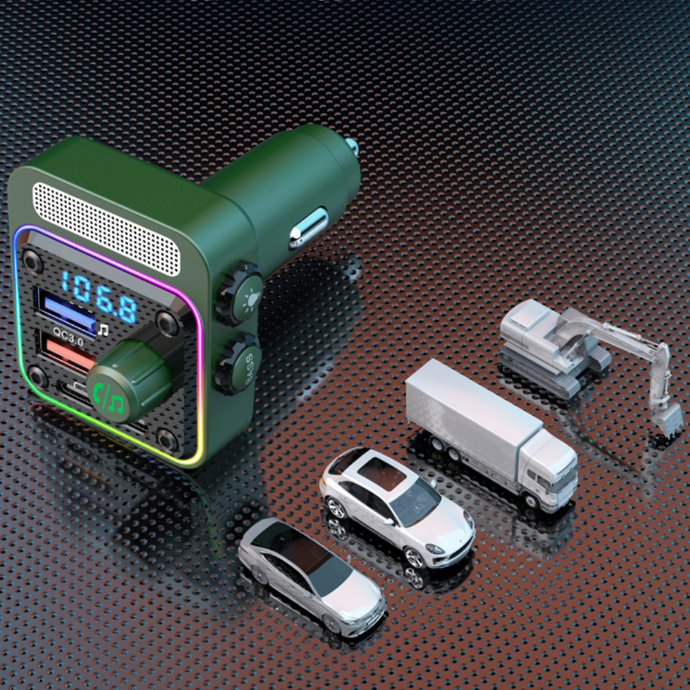Grüner Auto-Adapter mit mehreren USB-Anschlüssen, Modellautos: zwei Autos, ein LKW und ein Bagger.