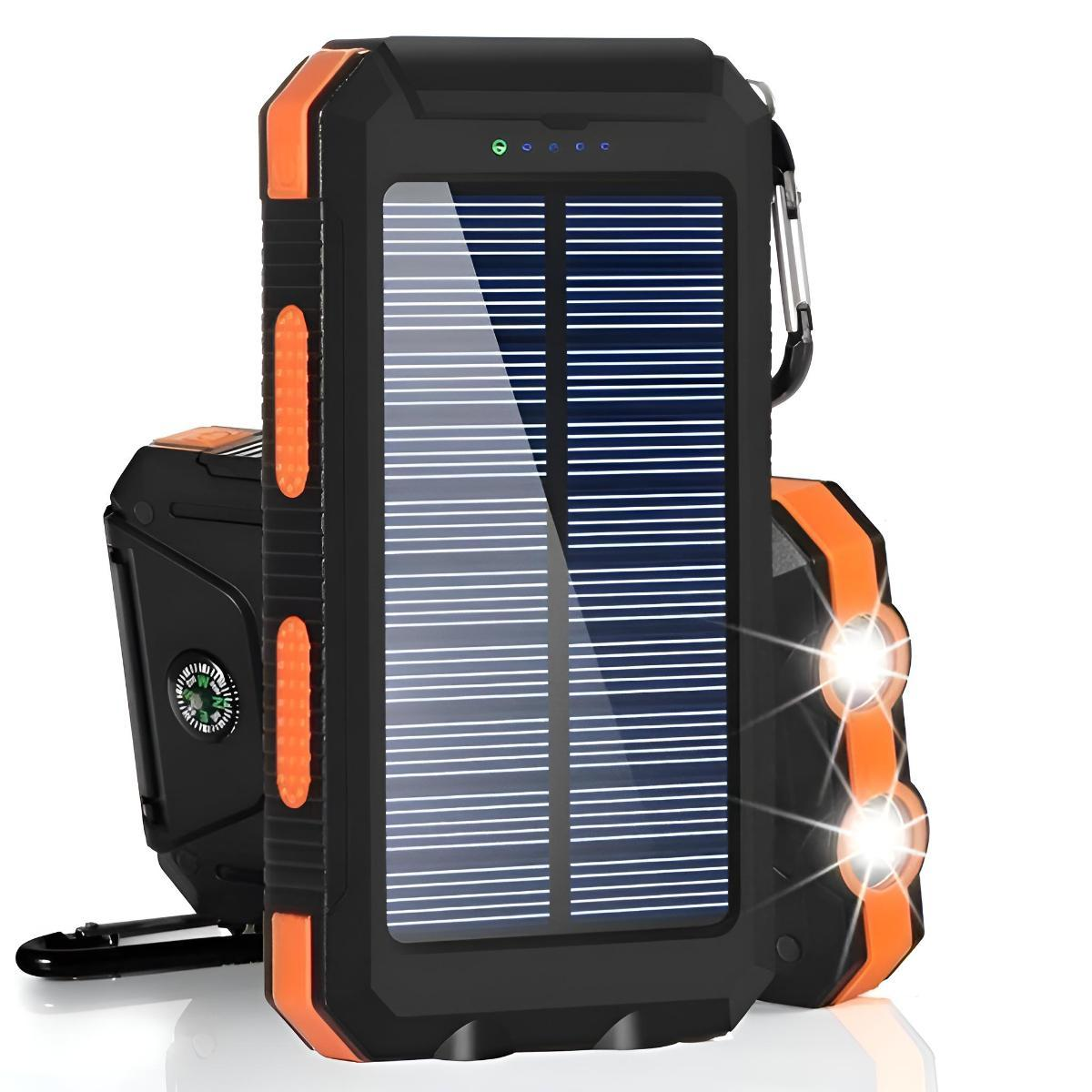 Schwarz-orange Powerbank mit Solarpanel, Taschenlampe und Kompass.