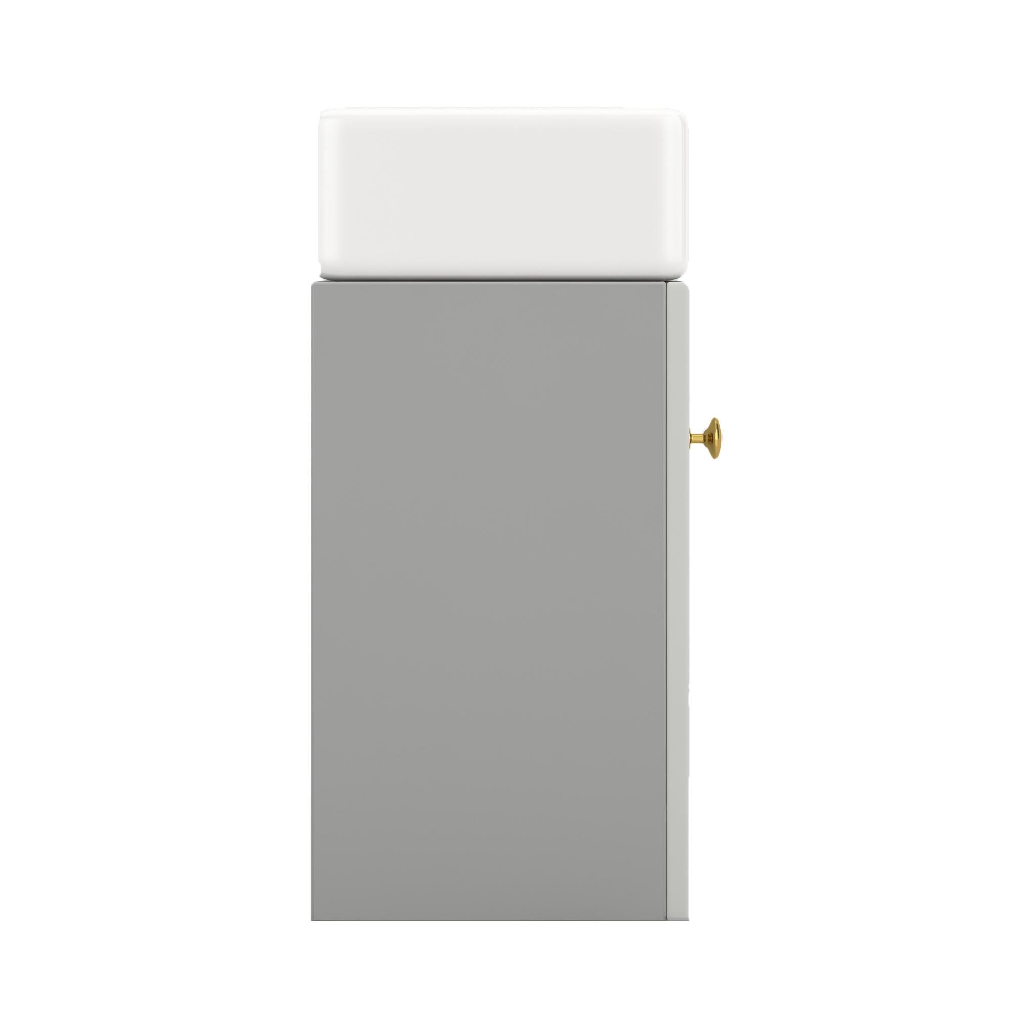 Ein grauer Schrank mit einem weißen Waschbecken und einem goldenen Griff. Der Schrank steht vor weißem Hintergrund.