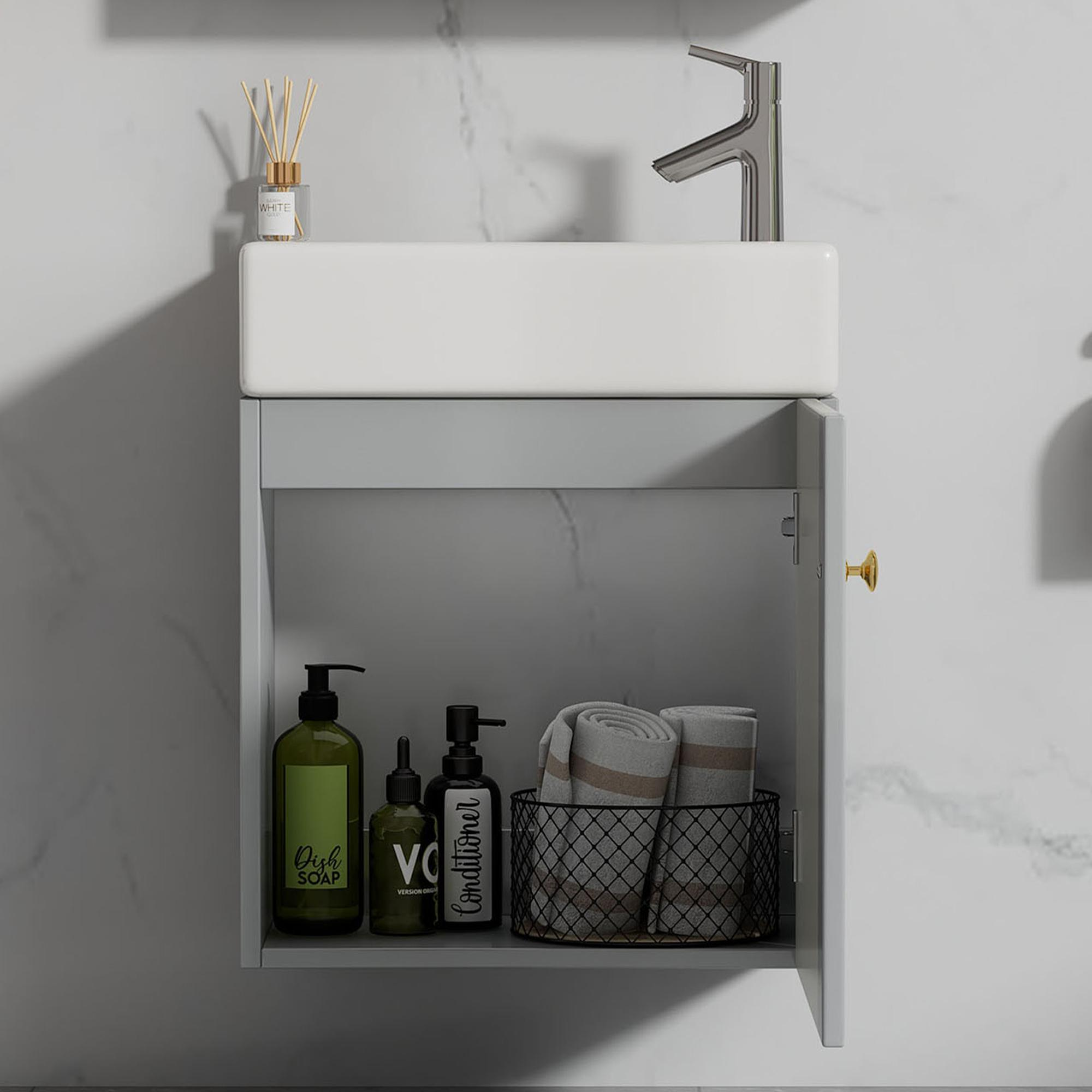 Ein Badezimmer-Waschtischschrank mit offener Tür, der Seife, Spülung und Handtücher im Inneren zeigt, und darüber ein Wasserhahn.
