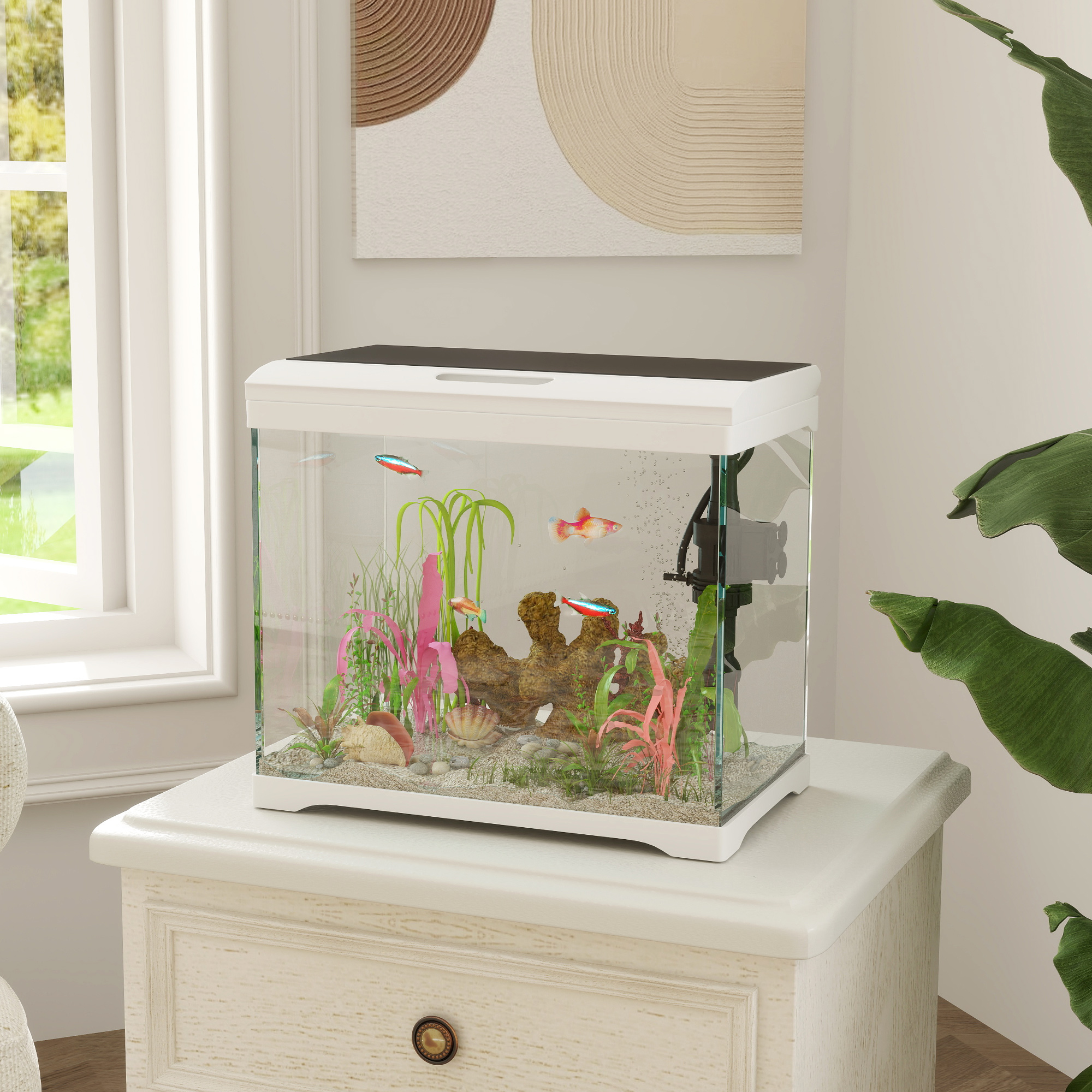 Ein Aquarium mit Fischen, Pflanzen und Dekorationen, platziert auf einem weißen Schrank in der Nähe eines Fensters.