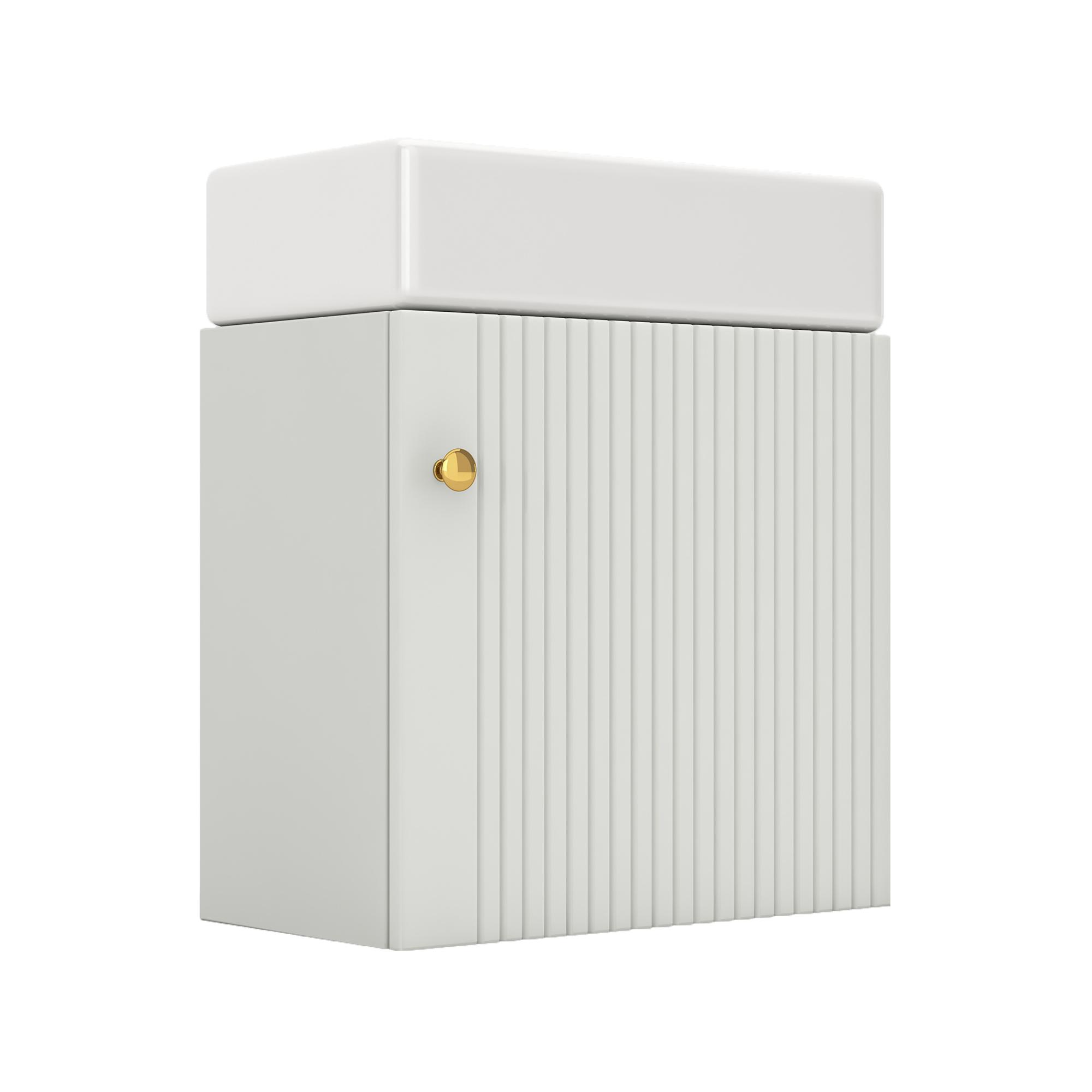 Weißer Schrank mit vertikalem Rippendesign und kleinem goldenen Knauf. Er hat eine weiße Oberseite.