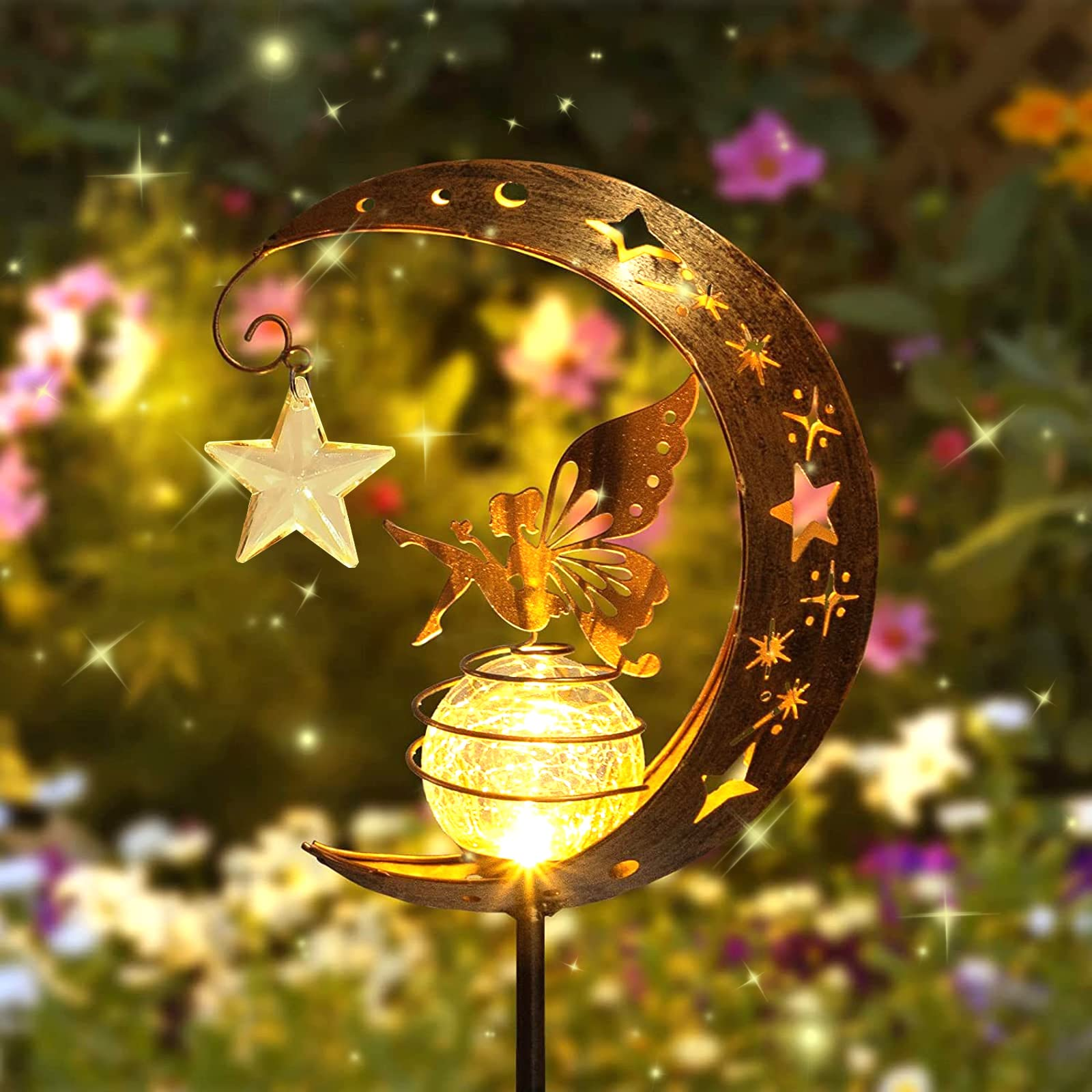 Ein dekoratives Licht in Form eines Mondes und Sterns mit einer Fee. Hintergrund aus Blumen.